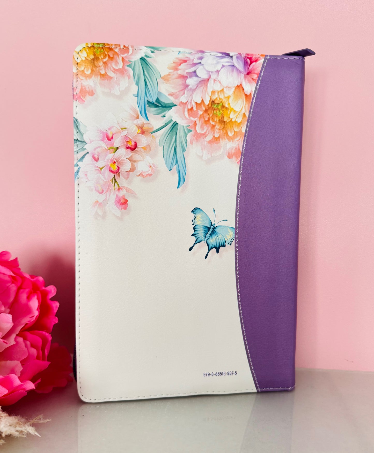Biblia con cierre color morado
