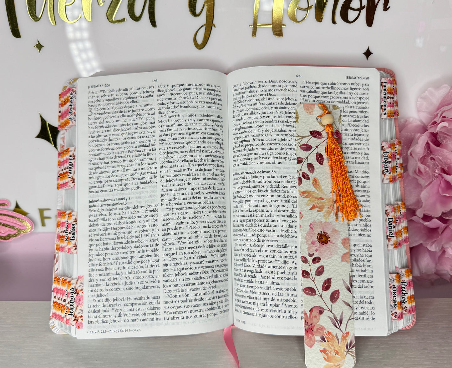 Biblia manual floral rosada