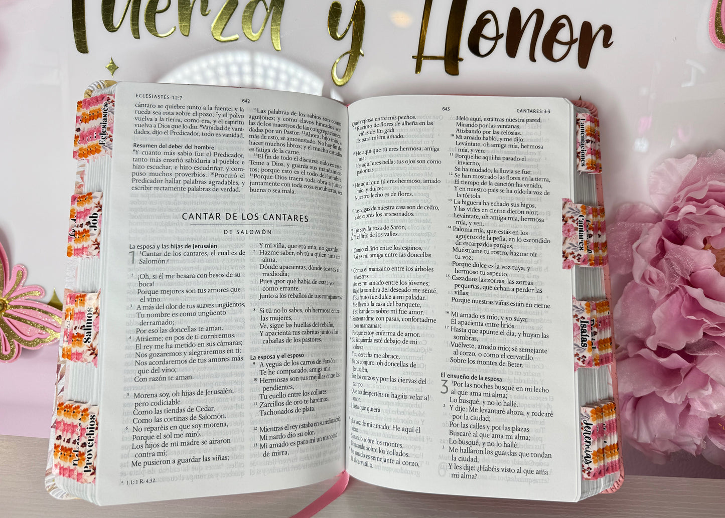 Biblia manual floral rosada