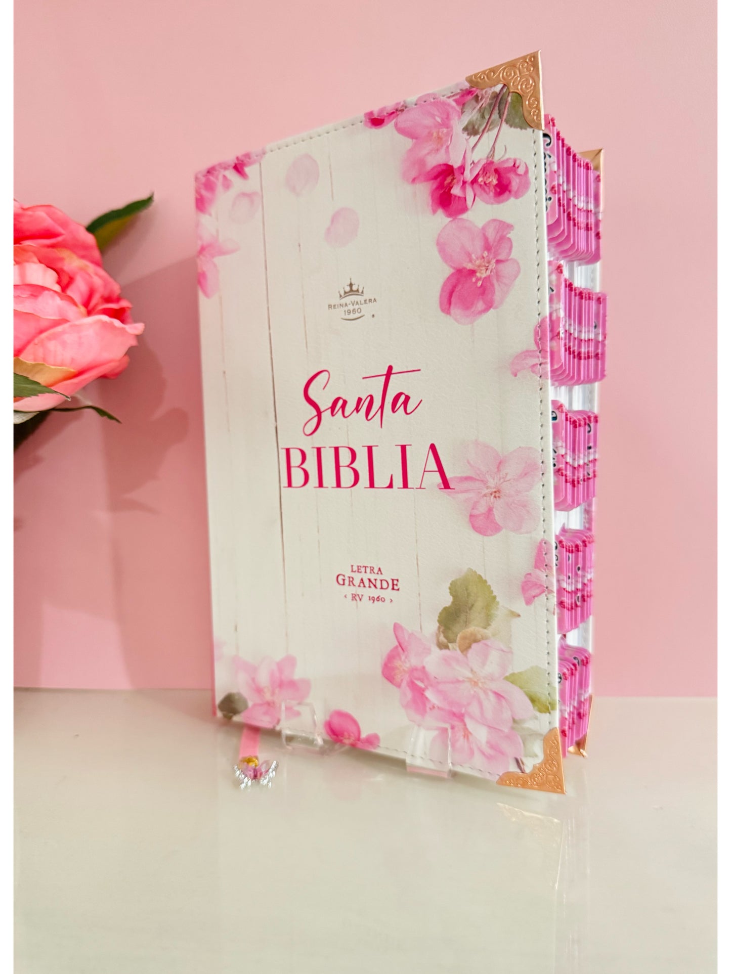 Biblia tamaño manual floral rosa y blanco