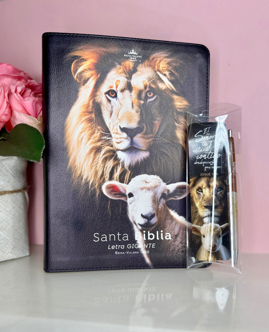 Biblia del Leon y El cordero personalizada con nombre y tabs