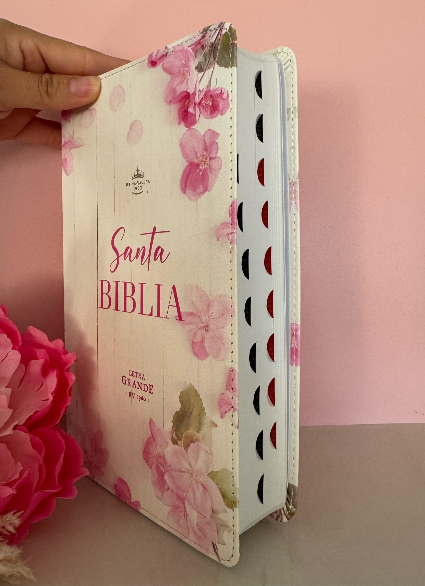 Biblia letra grande con indices color rosa floral