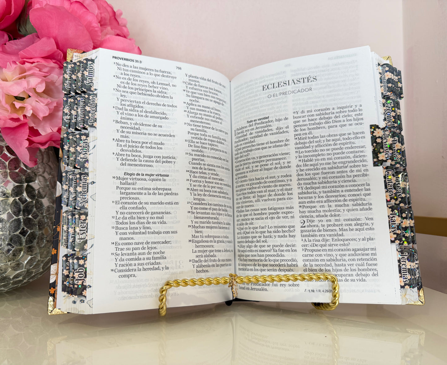 Biblia manual floreada blanco y negro