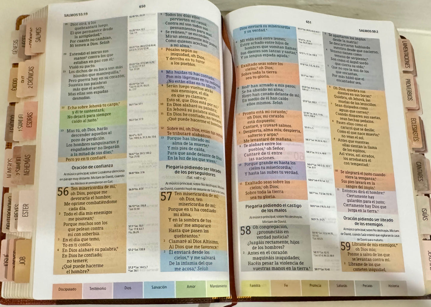 Biblia de Estudio Arcoíris tricolor personalizada con separadores