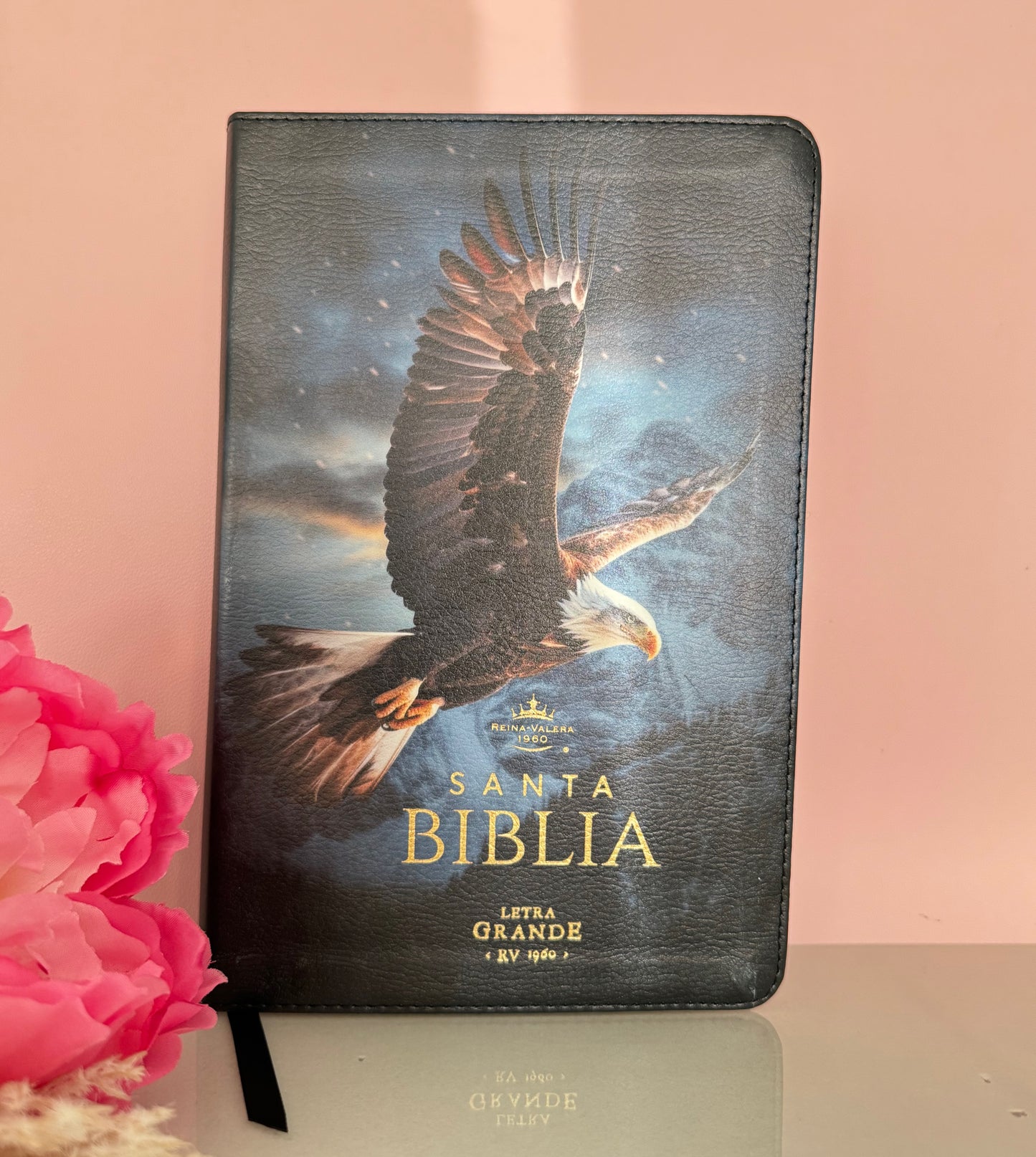 Biblia letra grande de 12 puntos con índices  color negro con águila